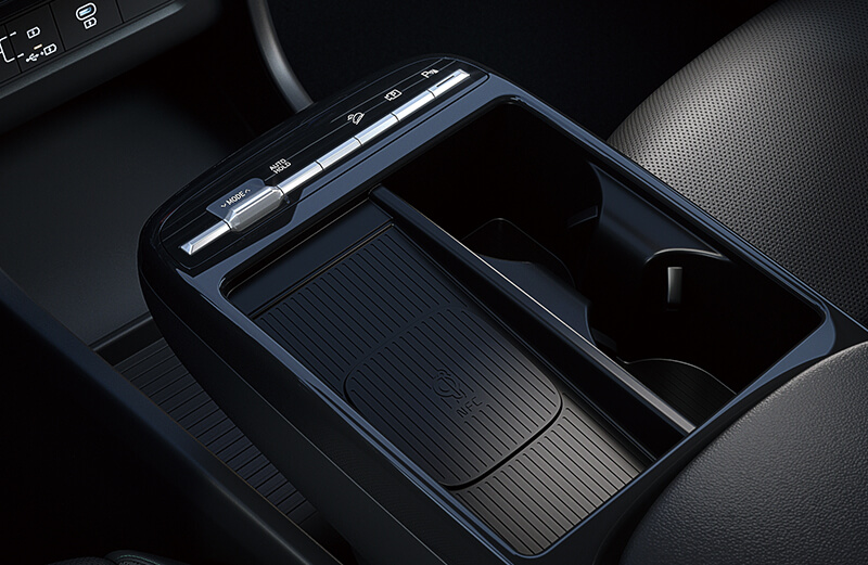 懸浮式中央扶手設計附Qi無線充電